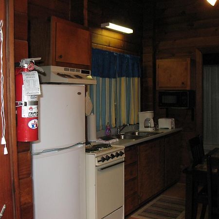 Forest Lake Camping Resort Lakefront Cabin 8 Advance Εξωτερικό φωτογραφία
