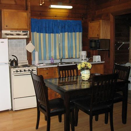 Forest Lake Camping Resort Lakefront Cabin 8 Advance Εξωτερικό φωτογραφία