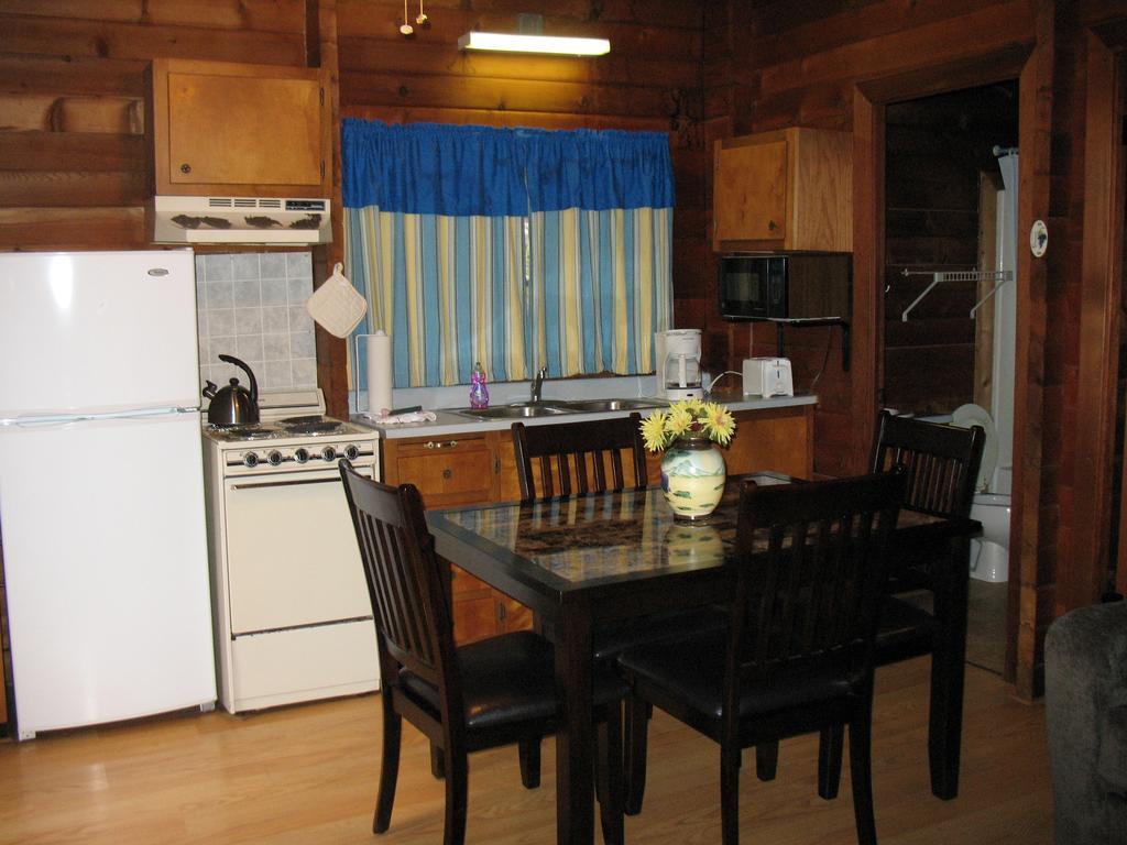Forest Lake Camping Resort Lakefront Cabin 8 Advance Εξωτερικό φωτογραφία
